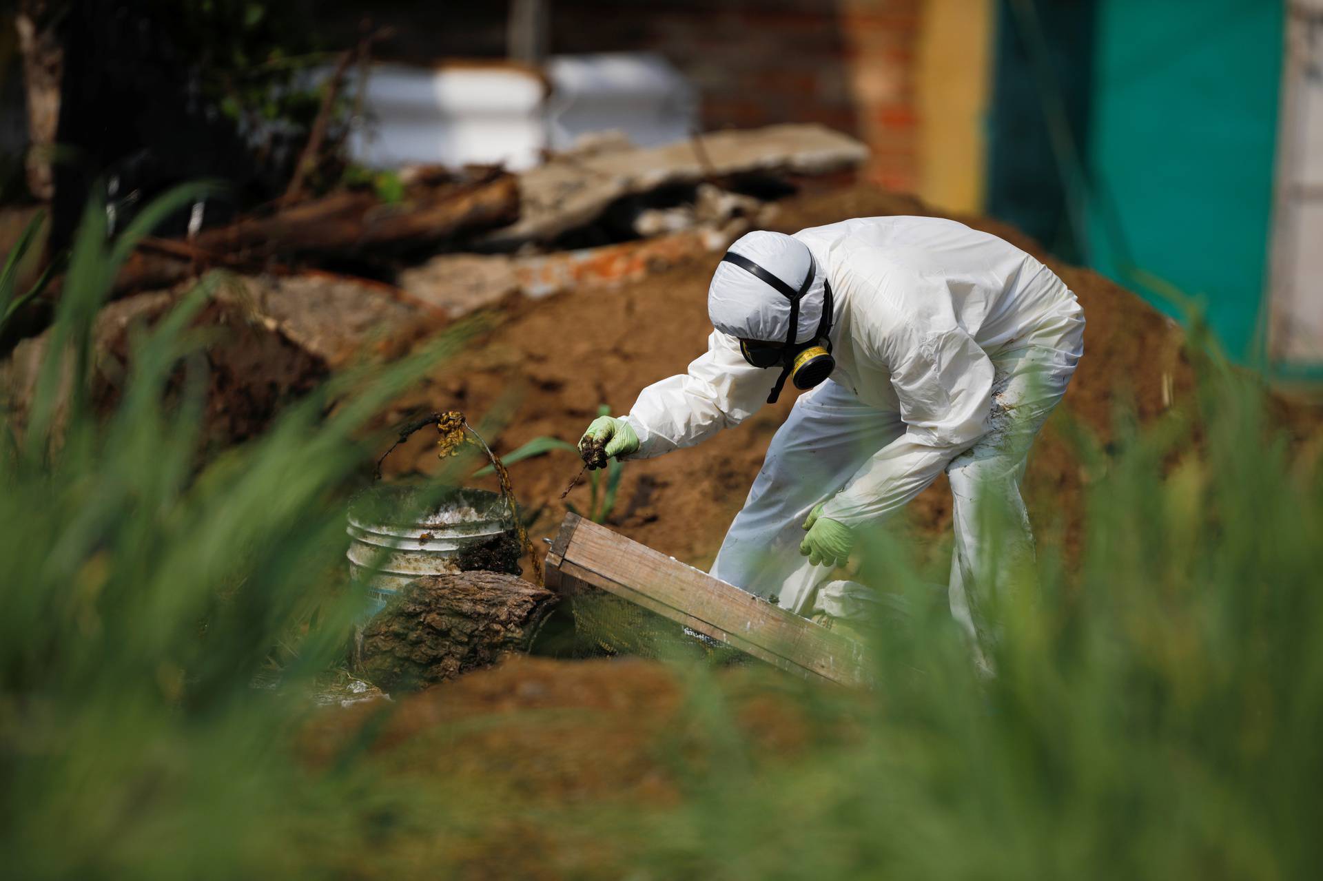 Bivši policajac desetljećima ubijao žene, u njegovom vrtu našli više jama punih kostura