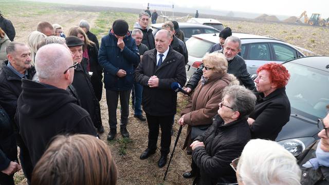 Ministar Medved obišao novoottkrivenu grobnicu s posmrtnim ostatcima stradalih u Domovinskom ratu