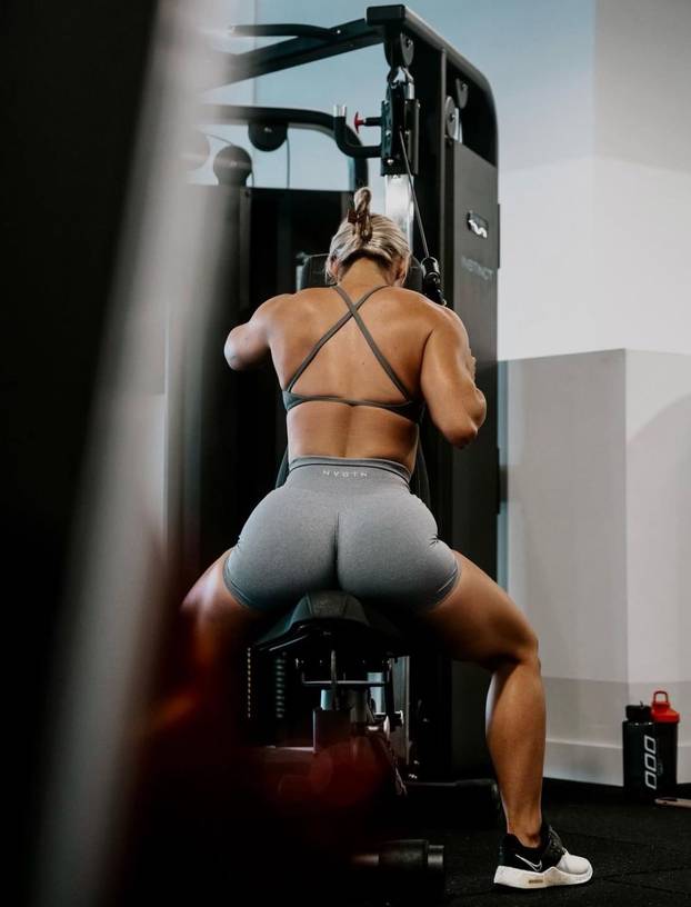Ona diktira pravila u fitnessu - pa pogledajte samo te noge!