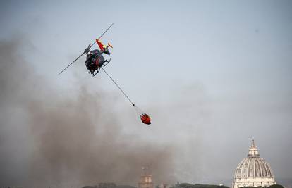 Požar u Rimu: Iznad Vatikana se dizao gusti dim, evakuirali su djecu iz sportskih centara