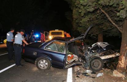 Teška nesreća: BMW sletio s ceste, dvoje ljudi je poginulo
