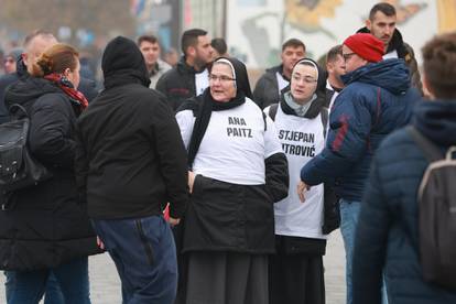 FOTO Šalovi, široki osmijesi i magla: Ljudi iz cijele Hrvatske stigli su u Vukovar na obljetnicu