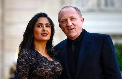 Salma Hayek prošetala crvenim tepihom sa suprugom: Privukla poglede u neobičnoj haljini...