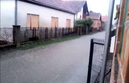 Jaka kiša praćena tučom pogodila Pokuplje i Borovo