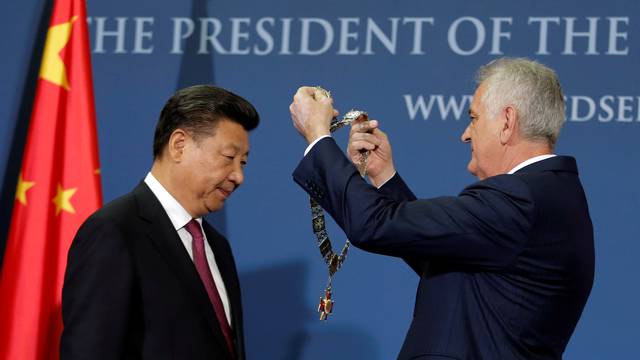 Serbian President Tomislav Nikolic awards Chinese President Xi Jinping with the medal of the Republic of Serbia after their meeting in Belgrade