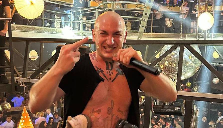 Samo za one s jakim želucem: Designerica slagao palačinku na glavi fana, za nadjev i pljuvačka