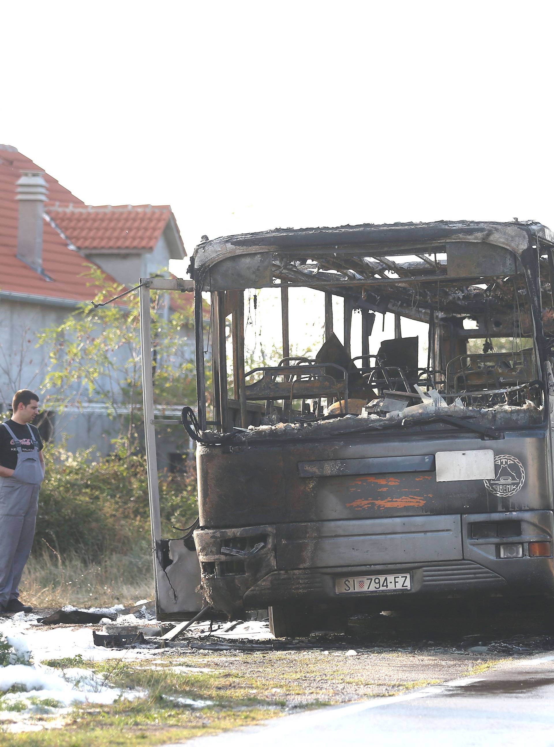 U blizini Drniša izgorio bus, nasreću nitko nije ozlijeđen