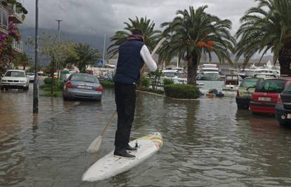 Ovom Dalmatincu poplava nije pokvarila dan: Provozao se kroz Vranjic na dasci za surfanje