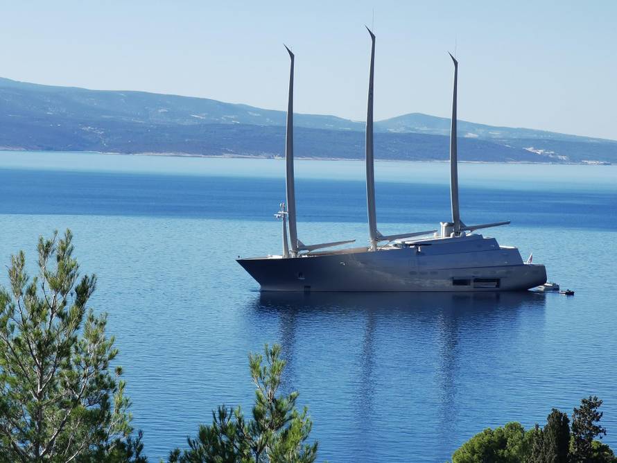 Najveća jedrilica na svijetu uplovila u Bašku Vodu