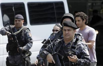 Rat u Brazilu: Dileri napali policiju i oteli 35 turista