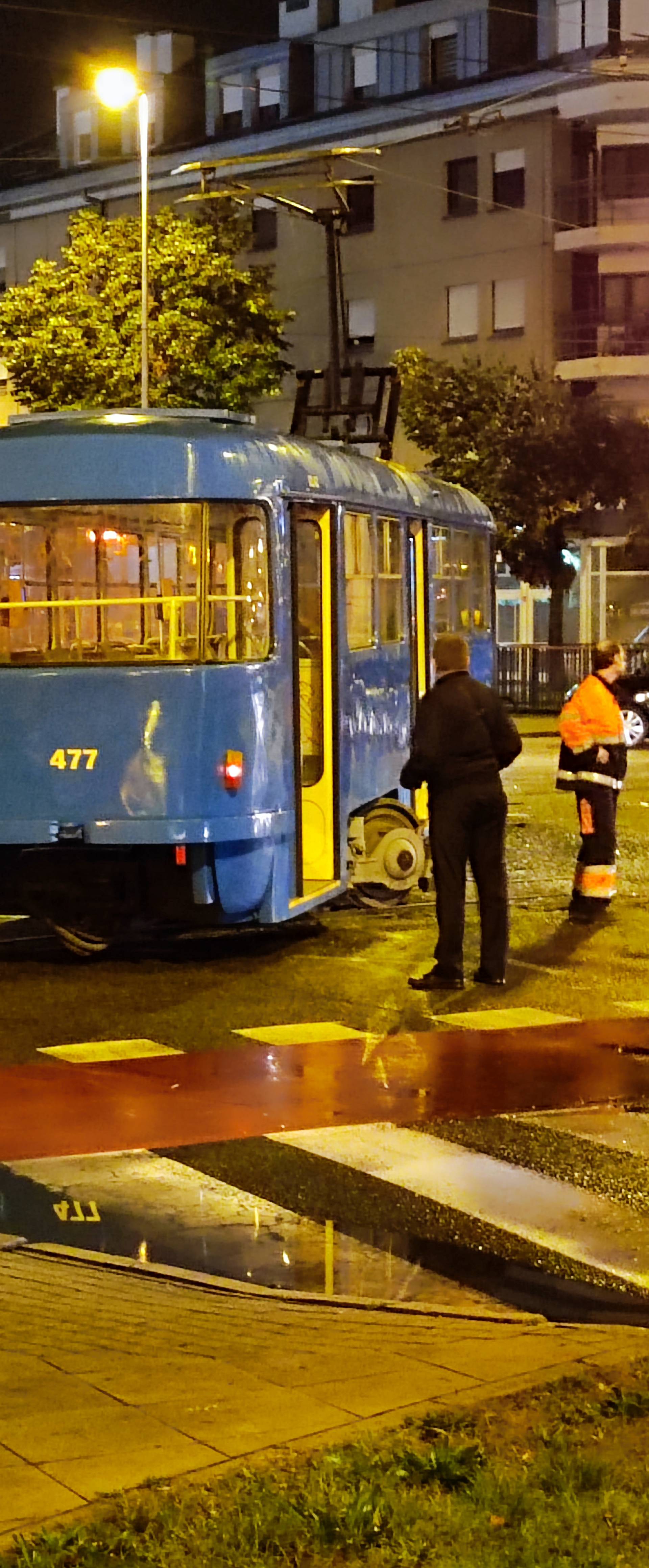 FOTO Jutarnji kaos u Zagrebu: U sudaru autobusa i tramvaja u Dupcu ozlijeđena su dva vozača