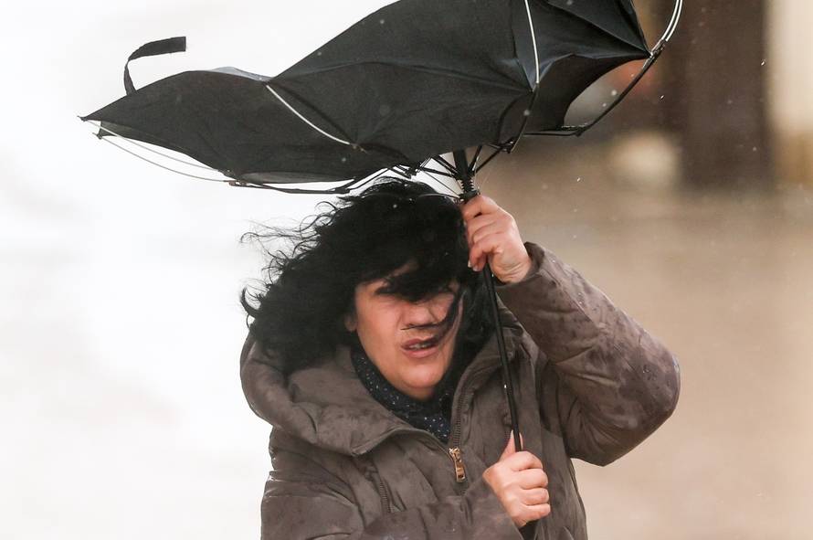 Zagreb: Građni u borbi s vjetrom letili kišobrani 