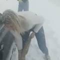 VIDEO Studentice autom išle na ispit pa zapele u snijegu kod Zagvozda: Spasio ih kišobran!