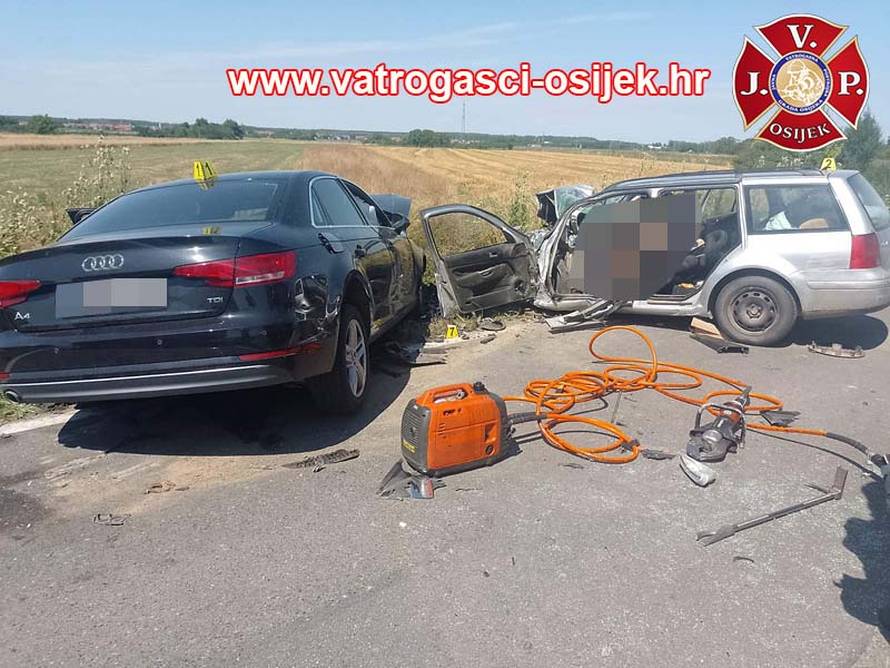 Užas! Uznemirujuće fotografije: Čovjek poginuo na licu mjesta, a auto se od siline skroz smrskao