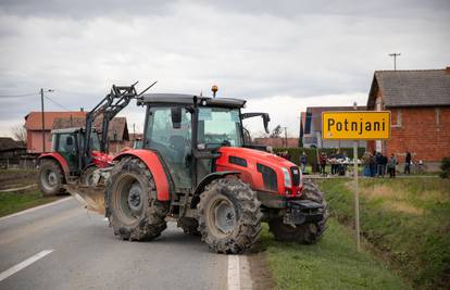 Svinjogojci s 40 traktora blokirali cestu Đakovo - Našice, pristižu i novi poljoprivrednici