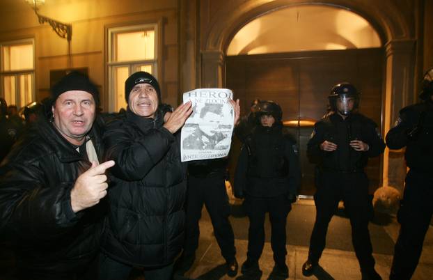 ARHIVA - Zagreb: Prosvjedi diljem zemlje zbog uhićenja Gotovine, razbijen i prozor na zgradi Vlade