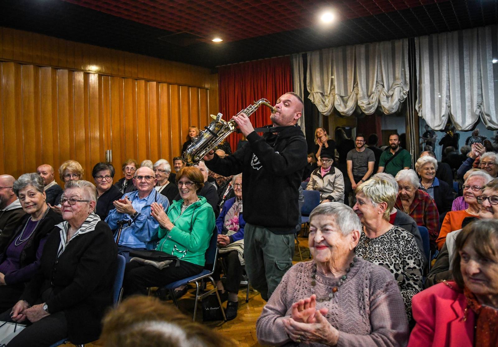 Zagreb: Koncert Dubioze Kolektiv u domu umirovljenika