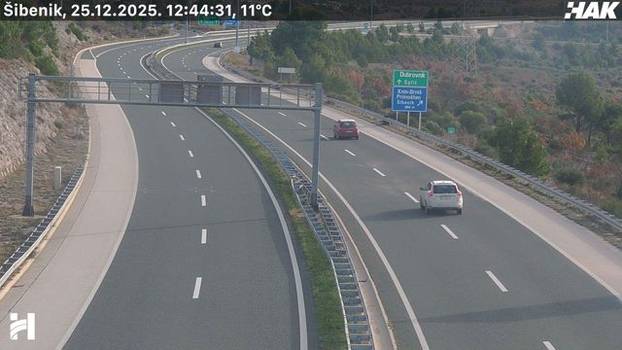 FOTO Pogledajte kakvo je stanje na cestama u Hrvatskoj: Snijeg u Lici, sunce 'provirilo' na jugu