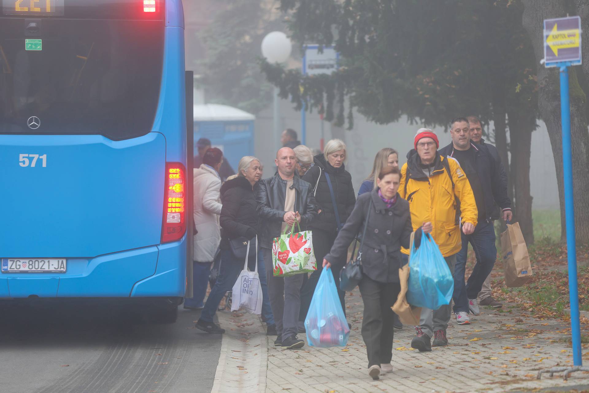 Zagreb: Maglovito i prohladno jutro na užurbanom Mirogoju