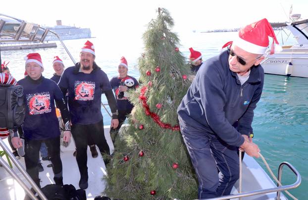 Split: Članovi Podvodno istraživačkog kluba Mornar potopili okićenu jelku u more ispred rive