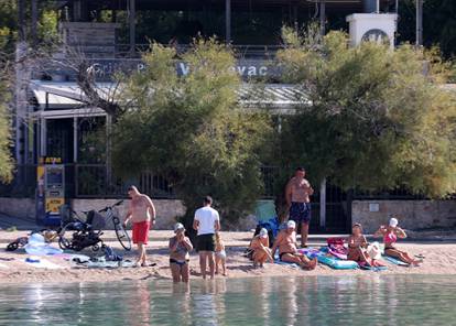 FOTO U Vodicama je jesen samo u kalendaru: Turisti na plažama upijaju sunce i uživaju u moru