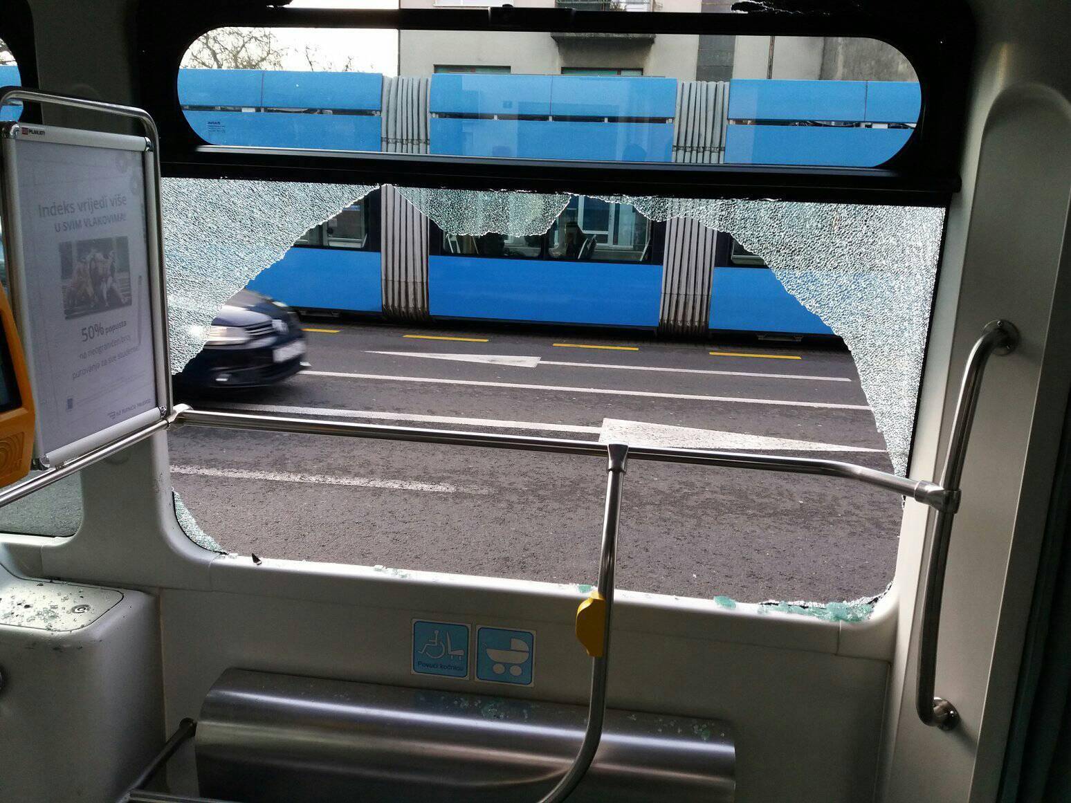 U sudaru kombija i tramvaja u Dubravi jedna osoba ozlijeđena