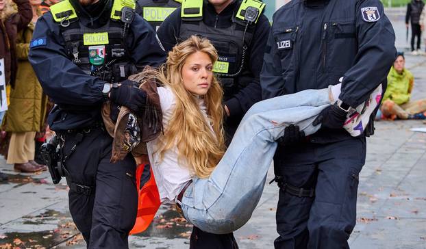 Last generation paints Federal Chancellery in Berlin, Berlin, Berlin, Germany - 31 Oct 2023