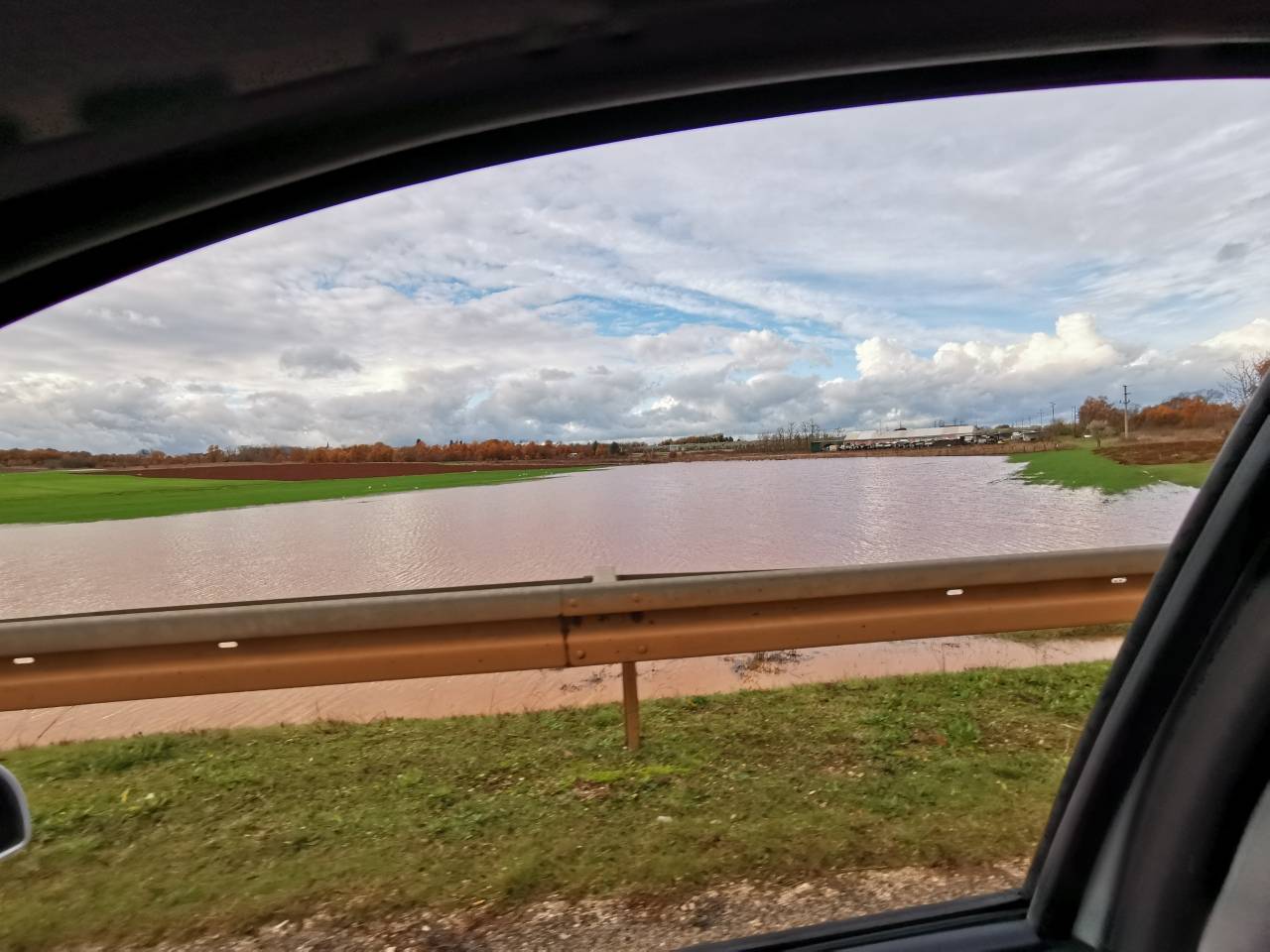 Potop u Istri: Zatvorene ceste, ima odrona, danas stiže nova obilna kiša,  a u gorju i snijeg