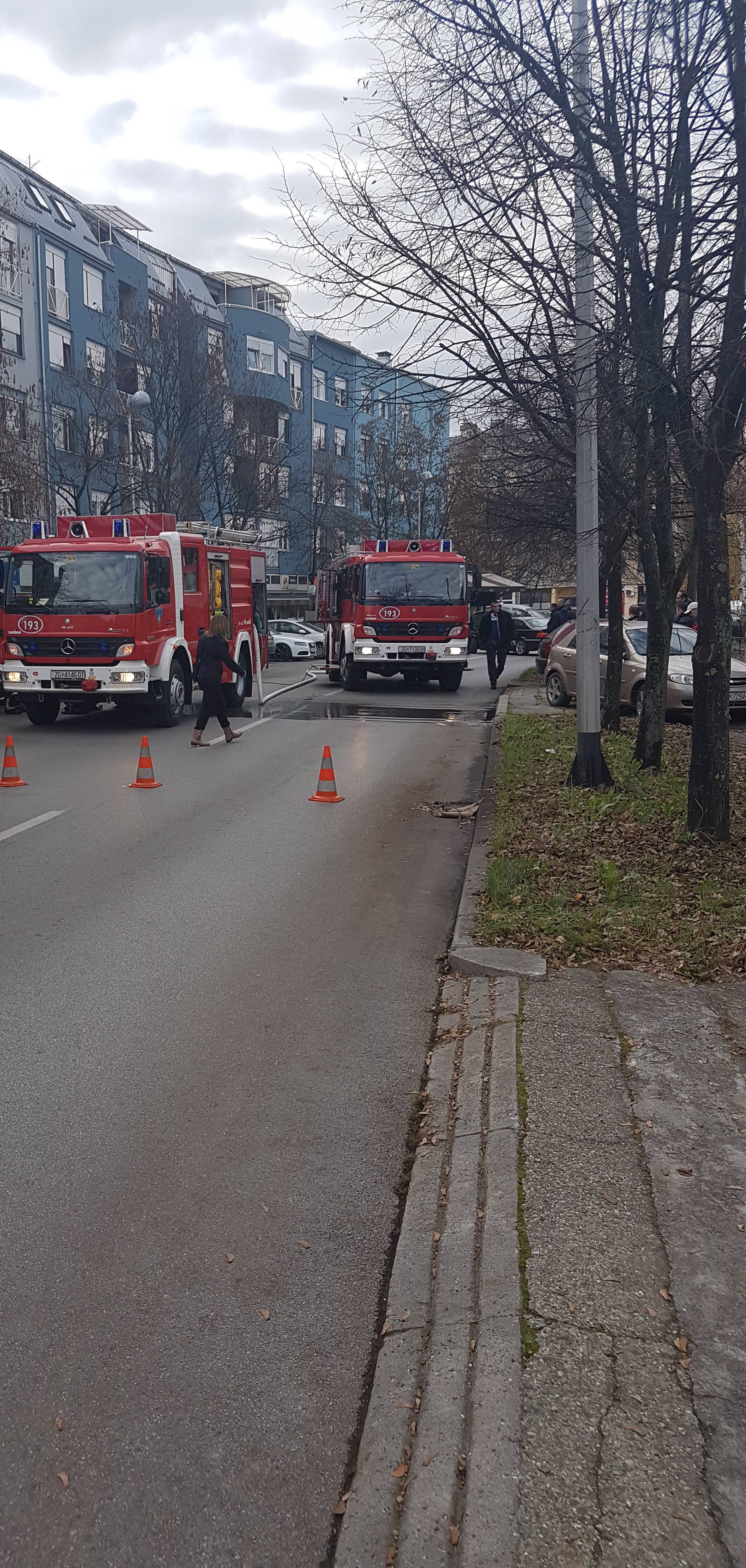 Drama na Malešnici: Vatrogasci iz dima spasili 21 čovjeka i pse