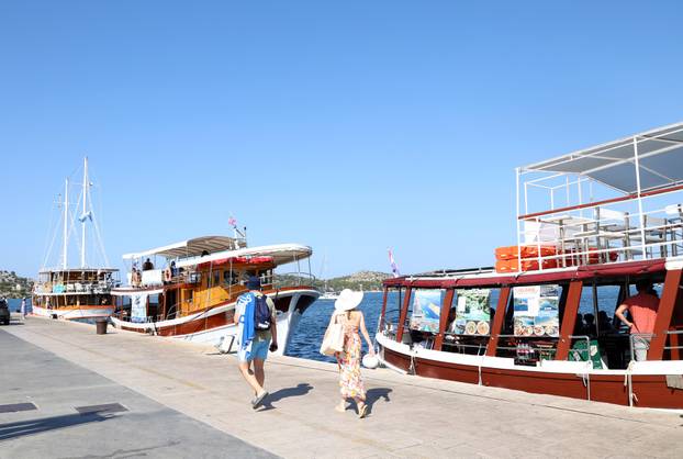 Šibenik: Izletni?ki brodovi puni turista razgledavaju naše ljepote.