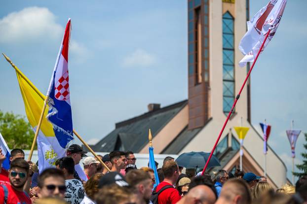 Zagreb: Antunovski hod mladih koji predvodi fra Stjepan Brčina krenuo je iz Sesvetskih sela