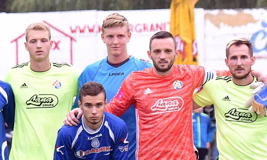 Karlo je dao prijatelju da vozi. Završili su u jarku pa u stupu...