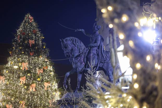 Zagreb: Paljenje prve adventske svije?e