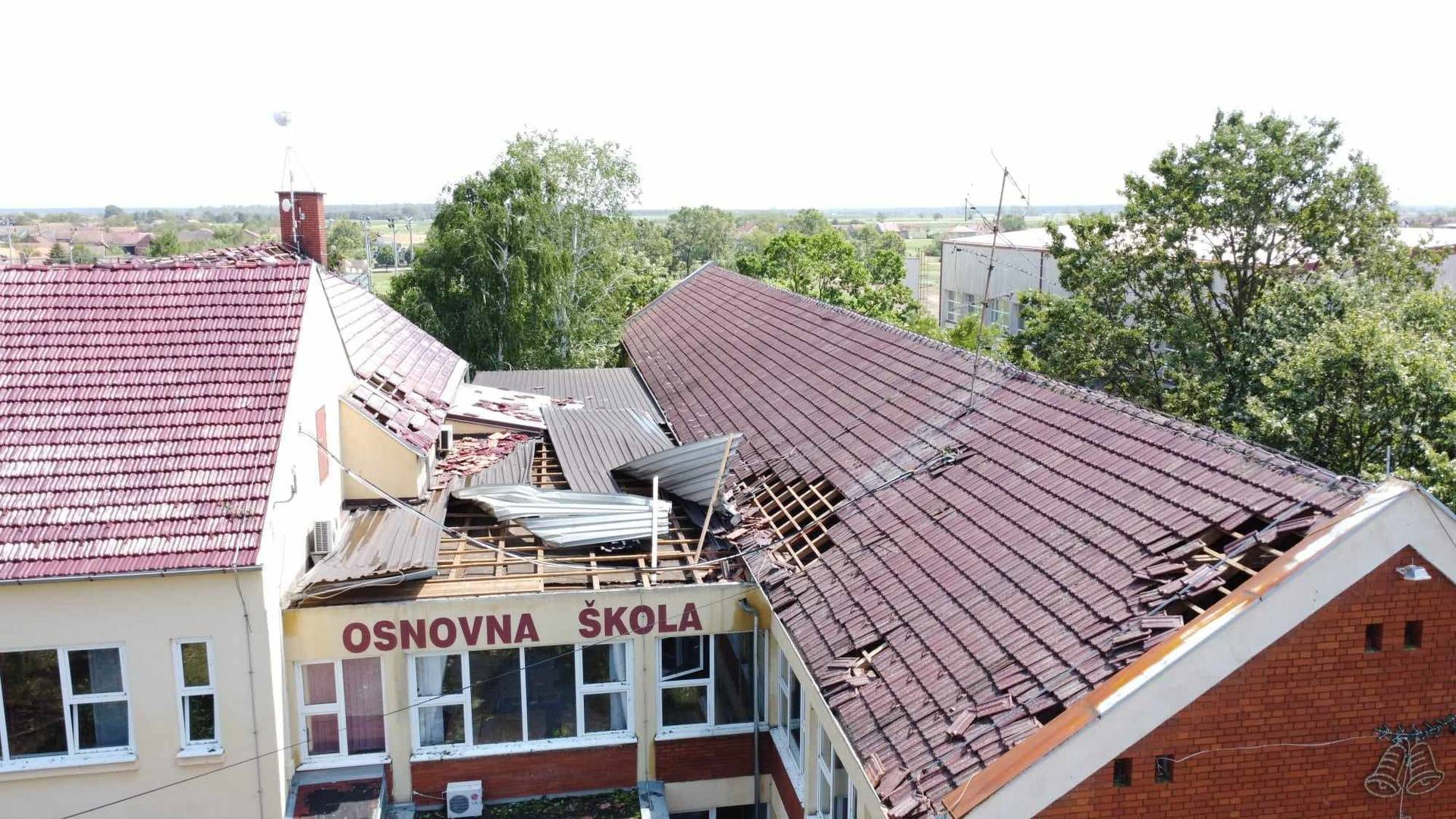 FOTO: Cerna je razorena u oluji, stradala nam je škola, a već četiri dana nemamo ni struje!