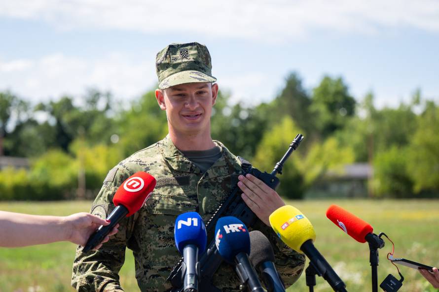 Velika Gorica: Uvježbavanje pješačkih postroja Hrvatske vojske za svečani vojni mimohod