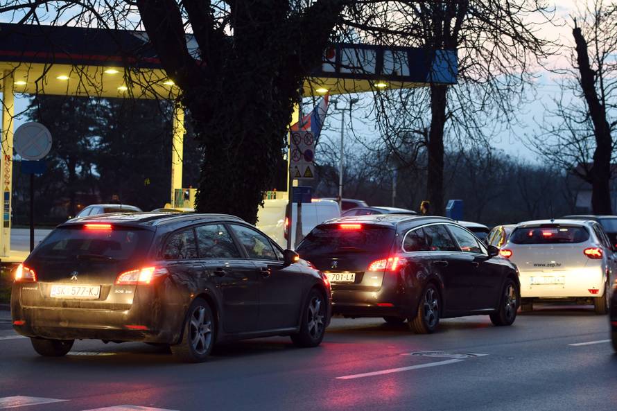 Sisčani pohrlili na benzinske postaje uoči poskupljenja 