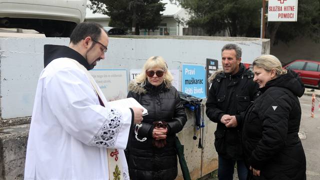 Šibenik: Članovi inicijative "40 dana za život" u molitvi ispred Poliklinike