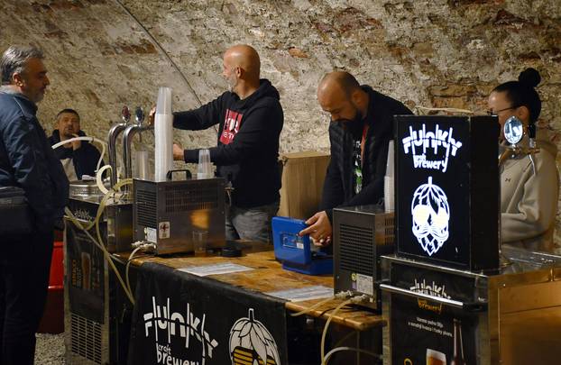 FOTO Tvrđava bila ispunjena pivom na još jednom izdanju Pivo festa u Slavonskom Brodu