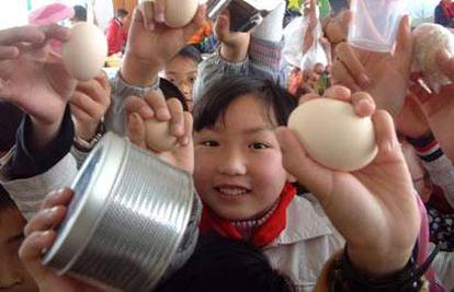 Učenici u jednoj kineskoj školi cijeli dan čuvaju jaja