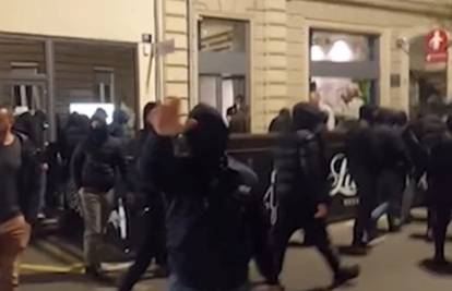 VIDEO Divljaci u Zagrebu sakrili lica pa vrijeđali  novinarku koja ih je snimala: 'Gov**, kur**...'