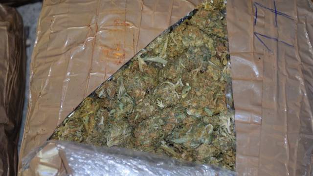 Kod zadarskog dilera pronašli 1,4 kg marihuane i pištolj