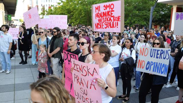 Osijek: Prosvjed "Dosta!" u znak solidarnosti za prekid trudnoće Mirele Čavajde