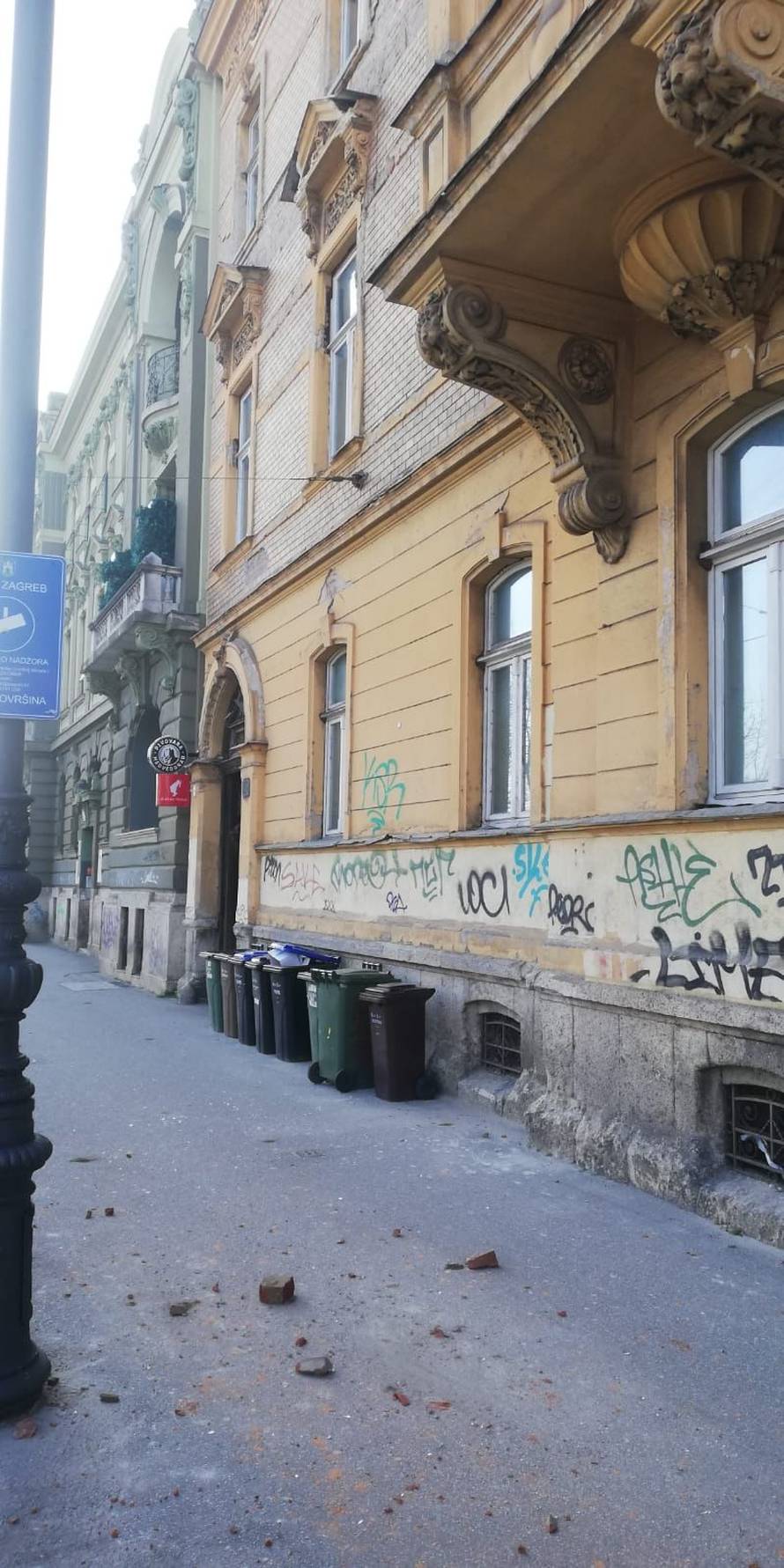 'Otišao sam po gablec, a cigle su samo popadale. Zgrada je u lošem stanju i raspada se'