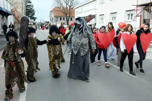 Sisak: Nekoliko stotina mališana iz dječjih vrtića i osnovnih škola sudjelovalo je na tradicionalnom Sisačkom fašniku