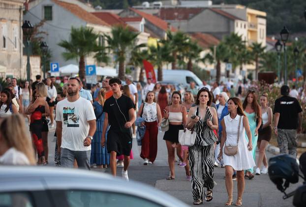 Vela Luka: Ljudi se okupljaju i pripremaju za koncert "Trag u beskraju"