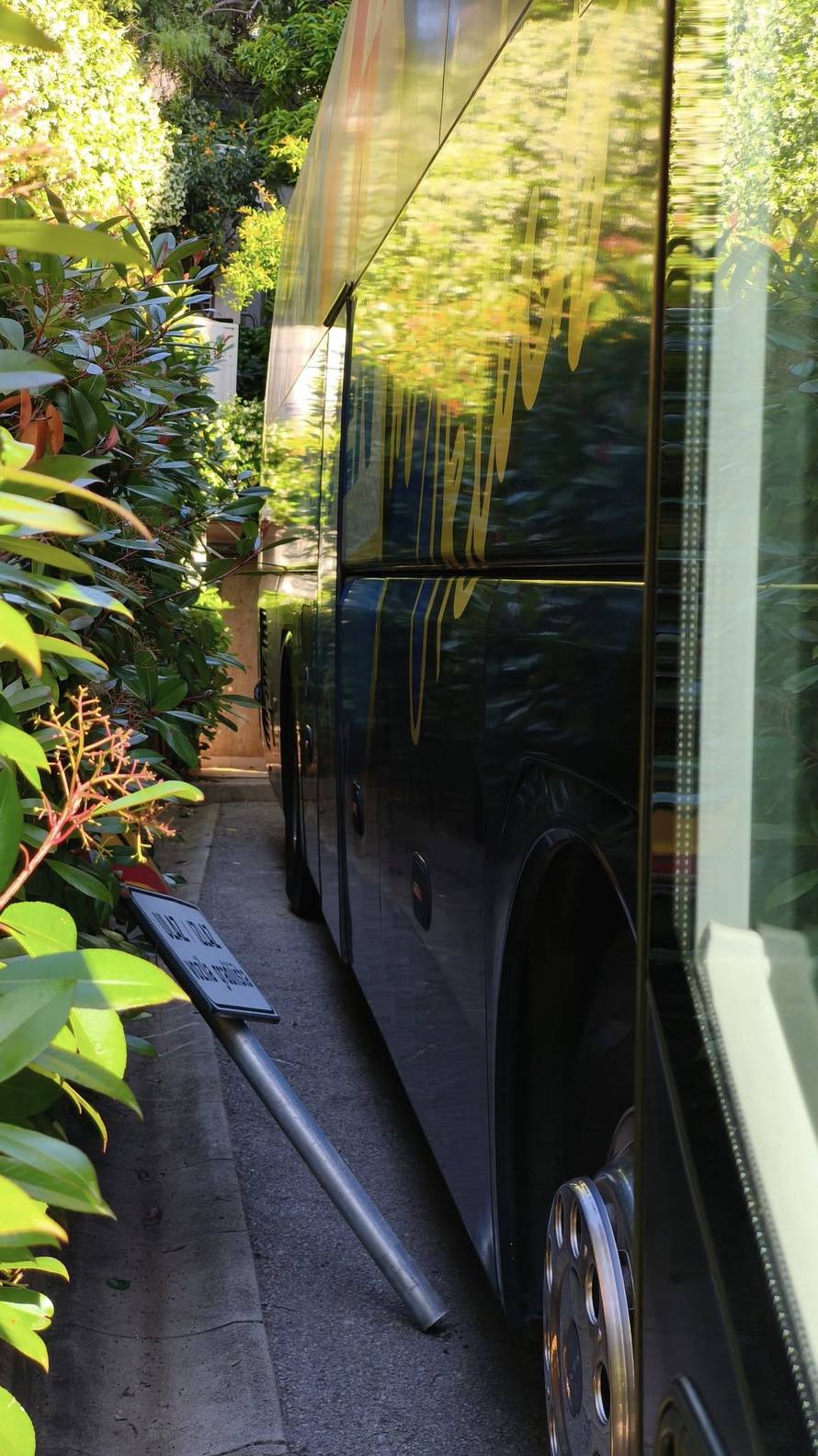 FOTO Divljaci u Opatiji bacali bengalke na prozore Slavenovih igrača! Razbili i staklo autobusa