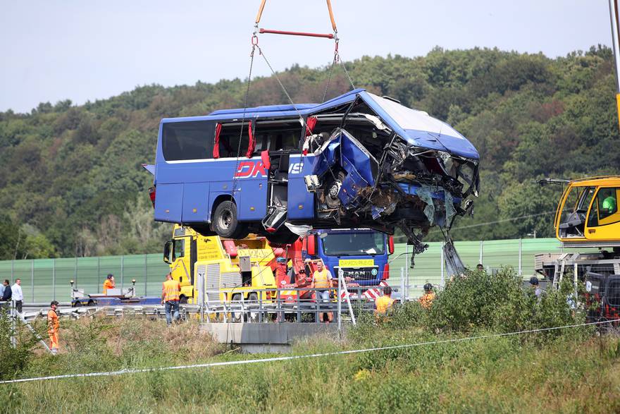 kran diže bus