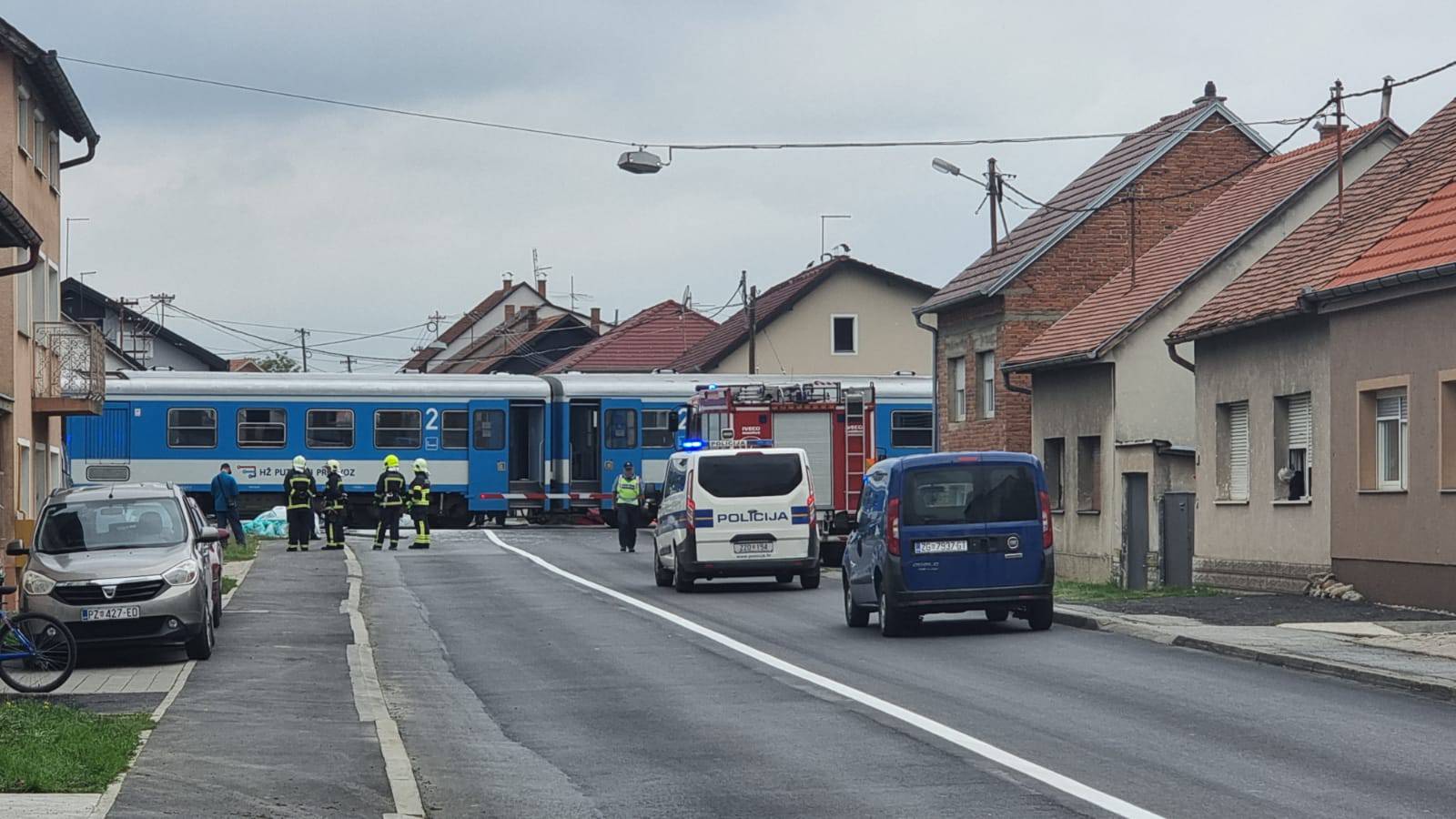 VIDEO Vlak naletio na kamion u Požegi, ozlijeđeno dvoje ljudi