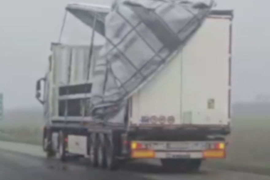 Pogledajte &scaron;to je sna&zcaron;an vjetar napravio kamionu na A3: 'Bilo me strah voziti kraj njega'