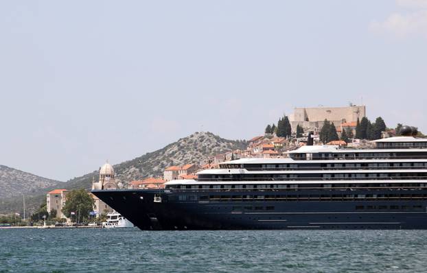 Šibenik: U šibensku luku uplovila je jahta Ritz-Carlton Evrima koja je službeni partner Mercedes AMG Petronas Formula 1 timu